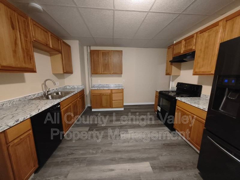 1219 Lehigh St - Photo 2 of 8