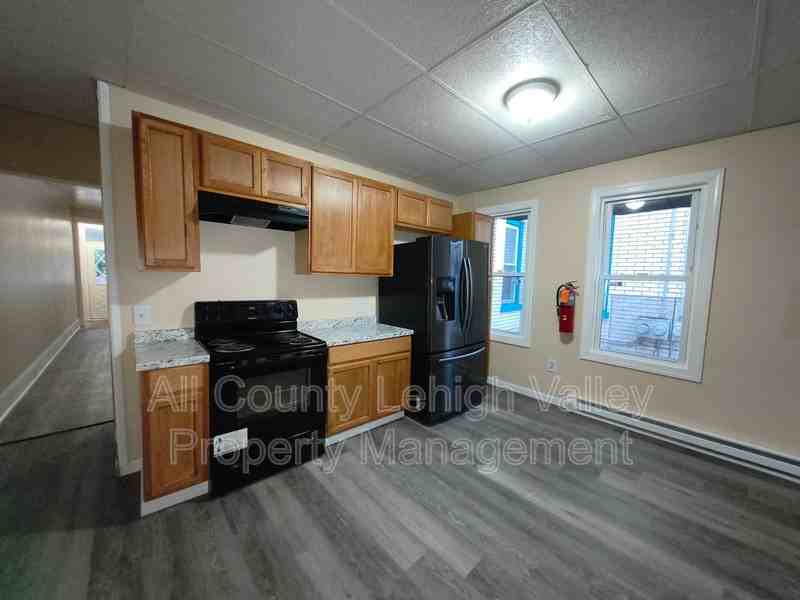 1219 Lehigh St - Photo 3 of 8