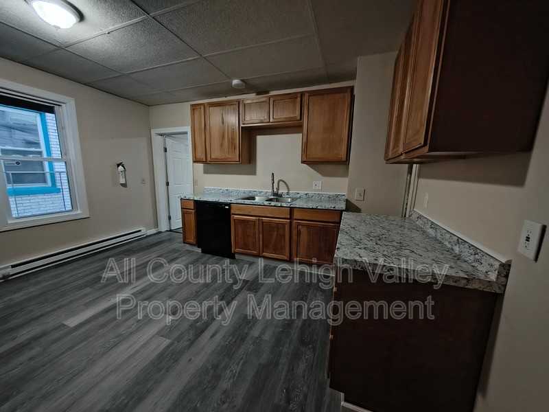 1219 Lehigh St - Photo 4 of 8