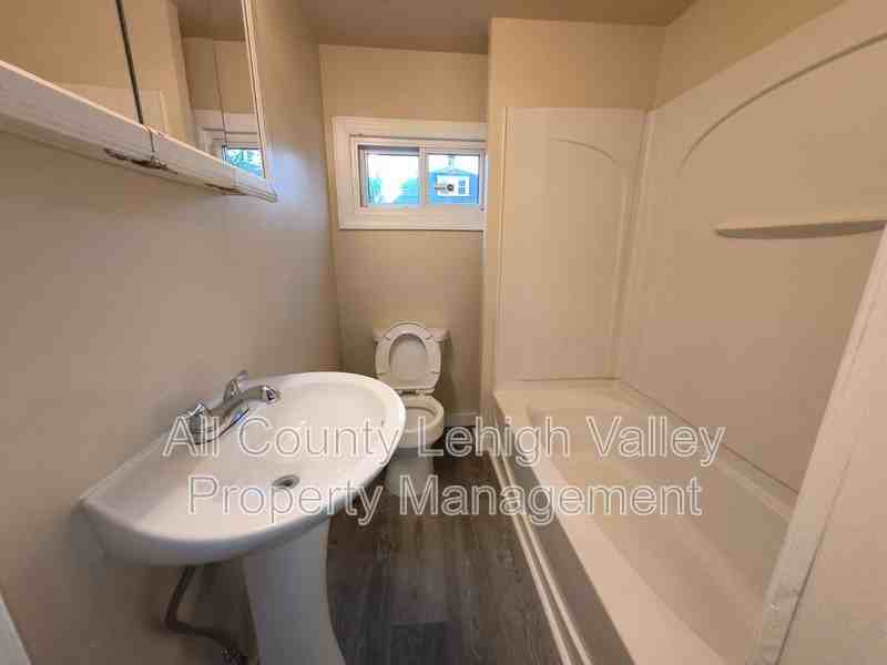 1219 Lehigh St - Photo 6 of 8