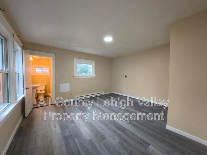 1219 Lehigh St - Photo 7 of 8