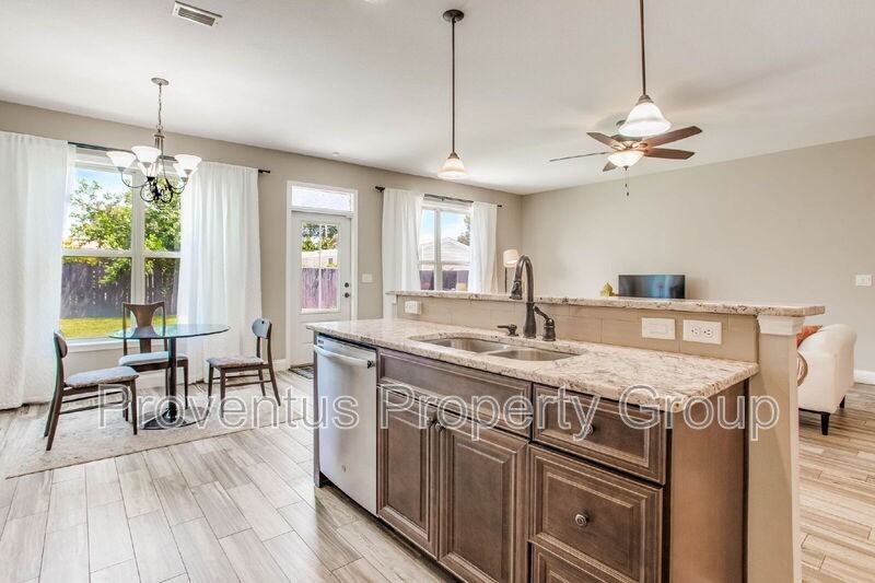 215 Green Dr - Photo 6 of 43