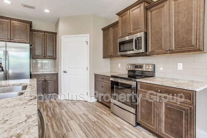 215 Green Dr - Photo 4 of 43