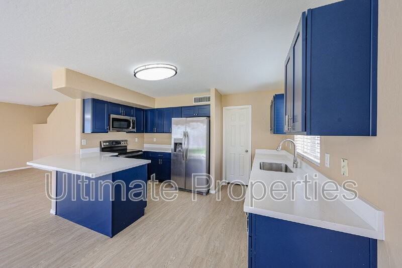 11911 N 148th Ave - Photo 6 of 40