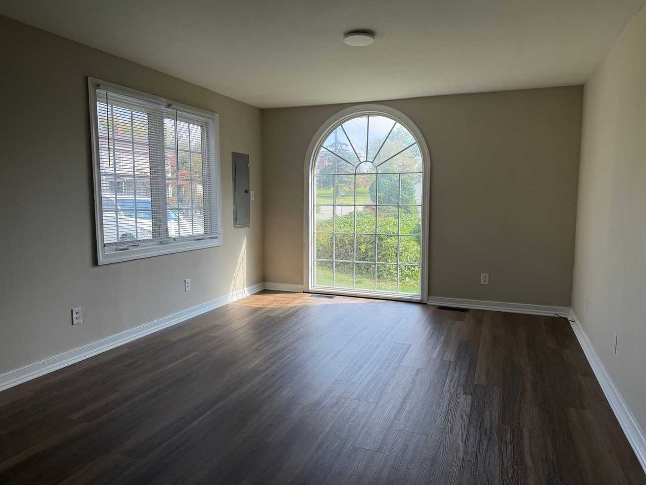 2219 Poplar St - Photo 7 of 14