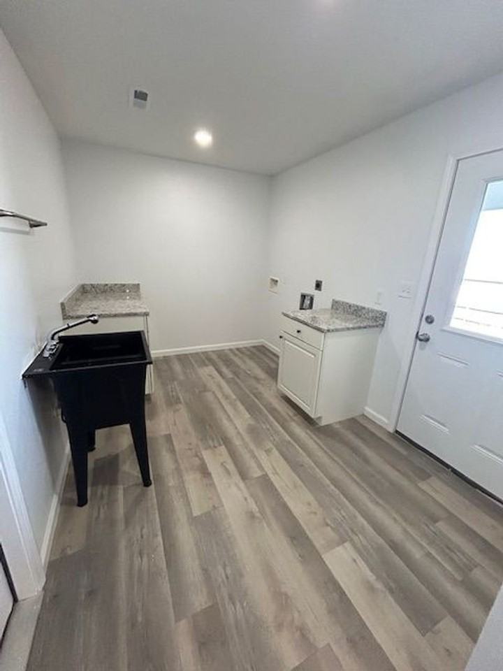 429 James Dr - Photo 4 of 14