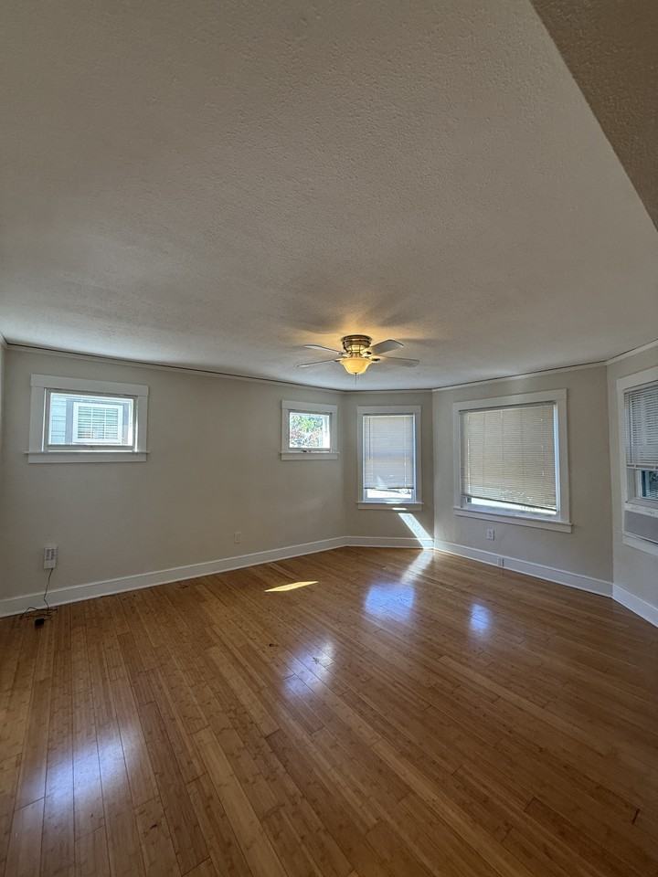 3034 6th Avenue - Photo 4 of 10