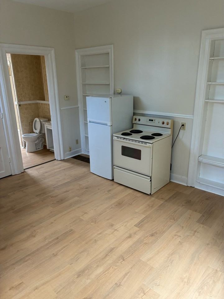 546 W 8th St - Photo 2 of 6