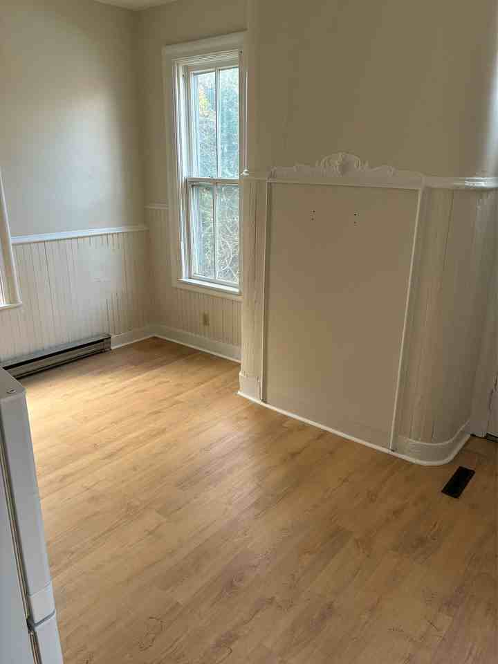 546 W 8th St - Photo 3 of 6
