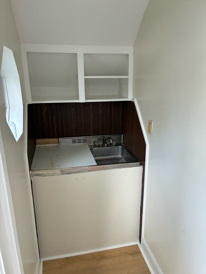 546 W 8th St - Photo 4 of 6