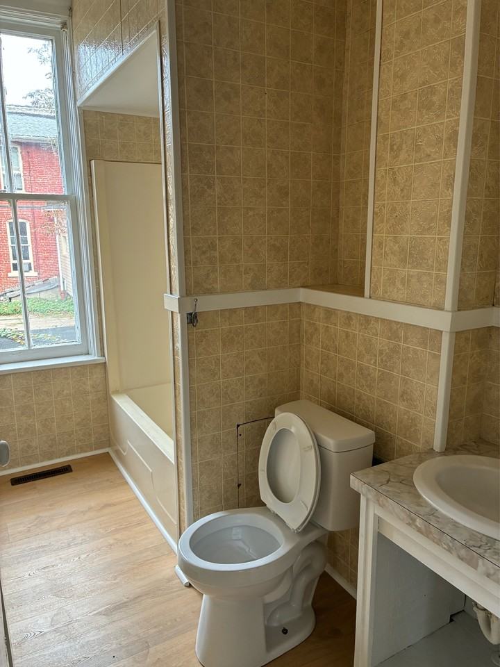 546 W 8th St - Photo 5 of 6