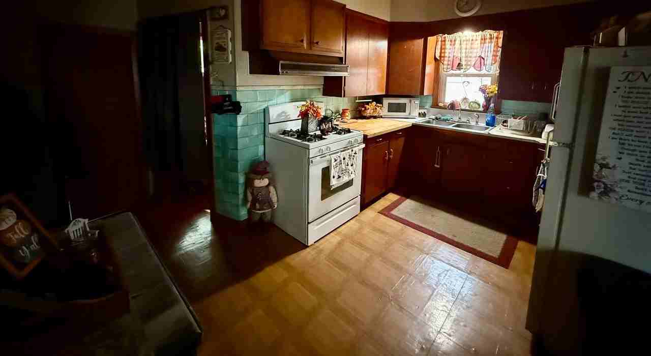 604 N Genesee St - Photo 2 of 8