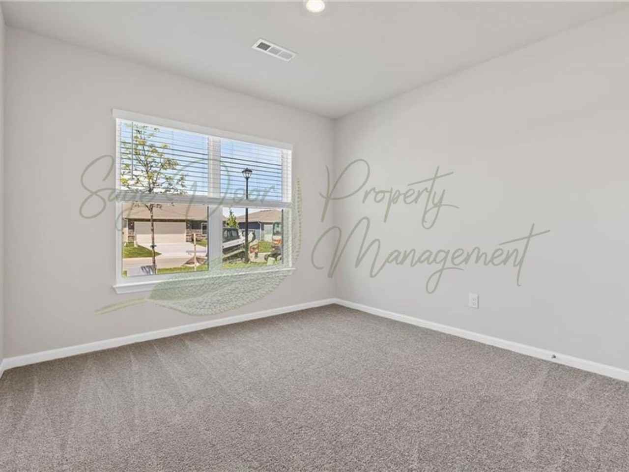 1608 Se 9th St - Photo 4 of 13