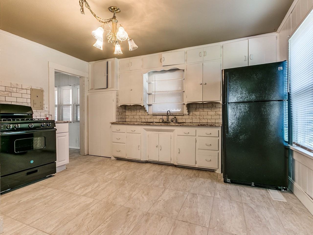 528 Se 33rd St - Photo 4 of 31