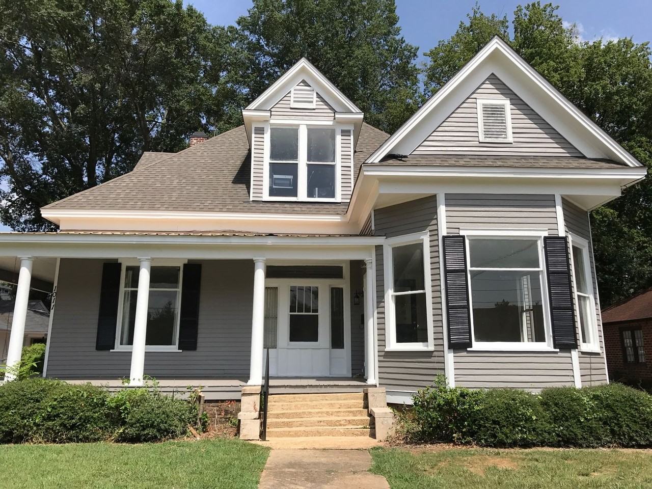 1013 Queen City Ave - Photo 2 of 4