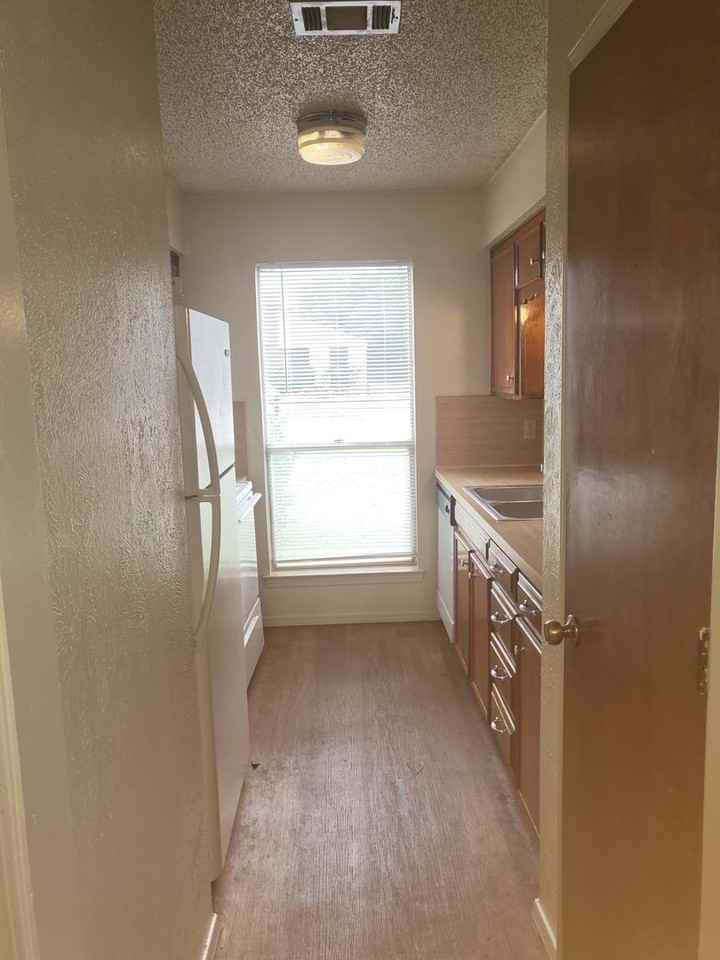 2734 Parkchester Dr - Photo 4 of 18
