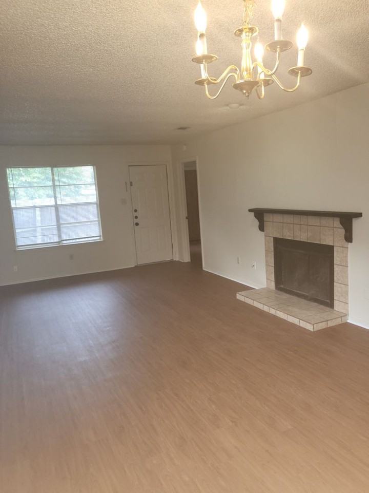 2734 Parkchester Dr - Photo 7 of 18