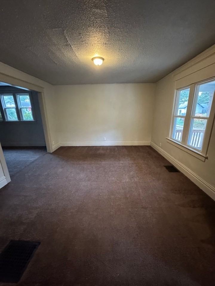 711 Guildford Ave - Photo 2 of 9