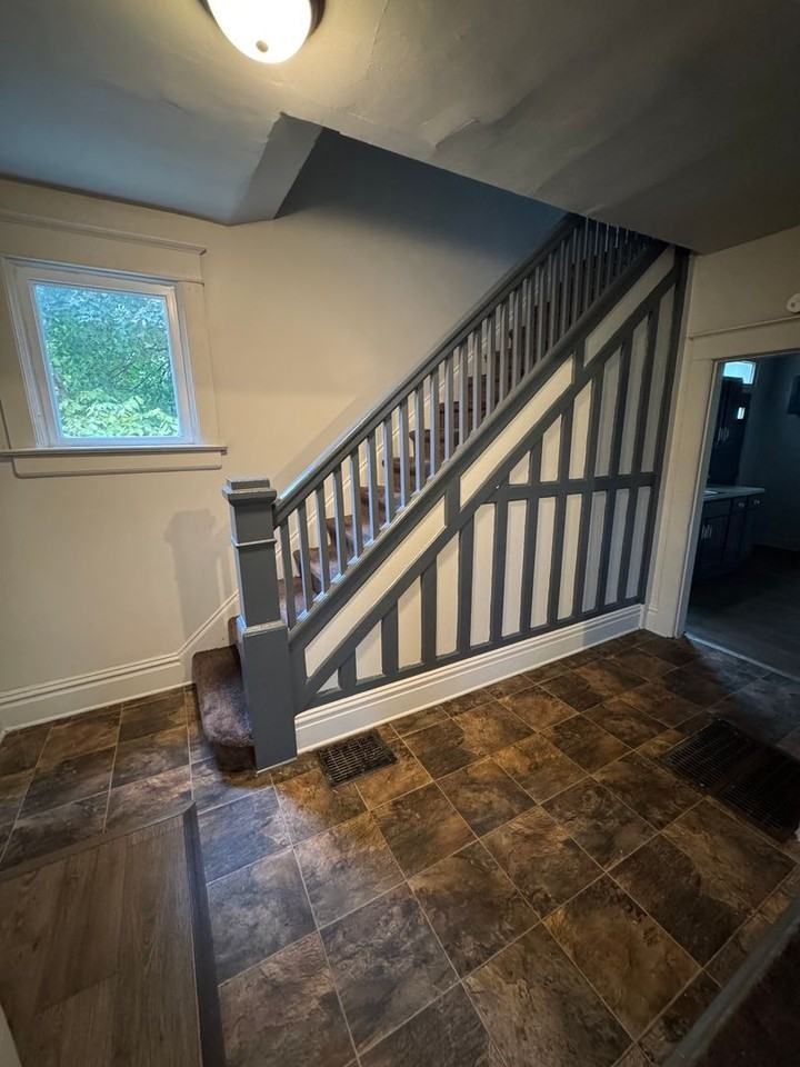 711 Guildford Ave - Photo 3 of 9