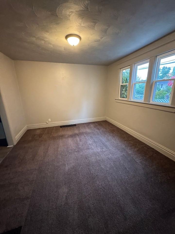 711 Guildford Ave - Photo 4 of 9
