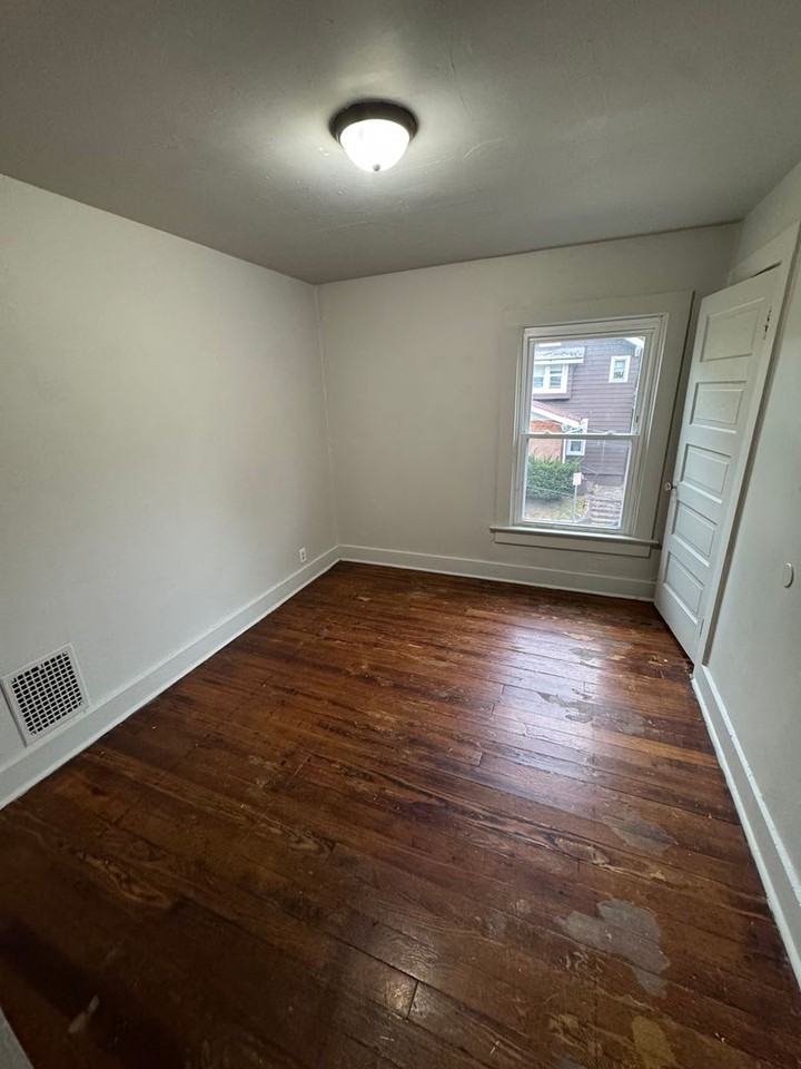 711 Guildford Ave - Photo 7 of 9