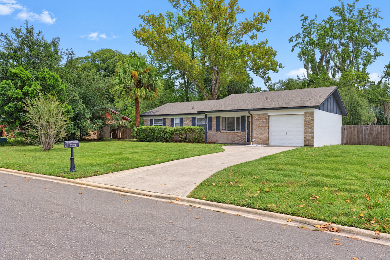 2819 Frontier Ave - Photo 4 of 35