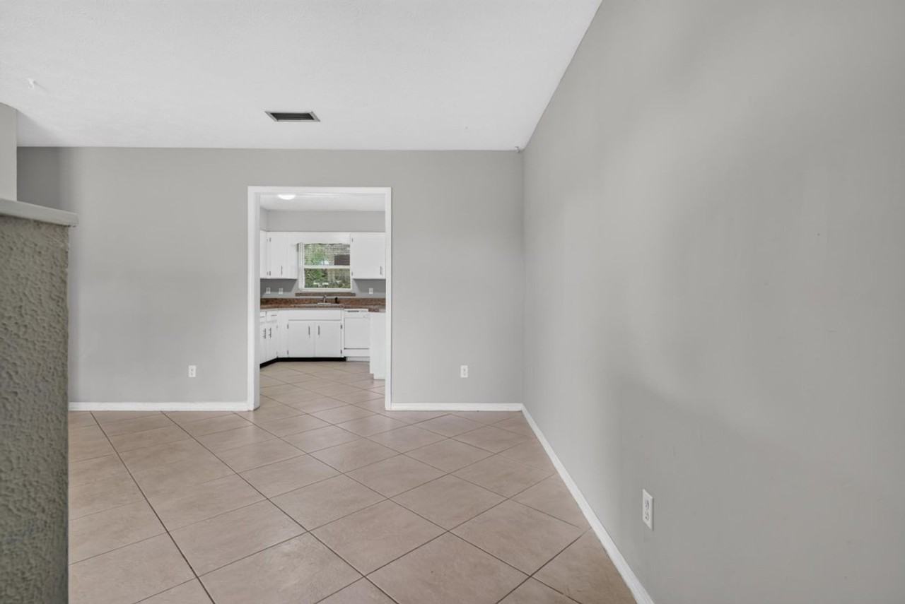 2819 Frontier Ave - Photo 6 of 35
