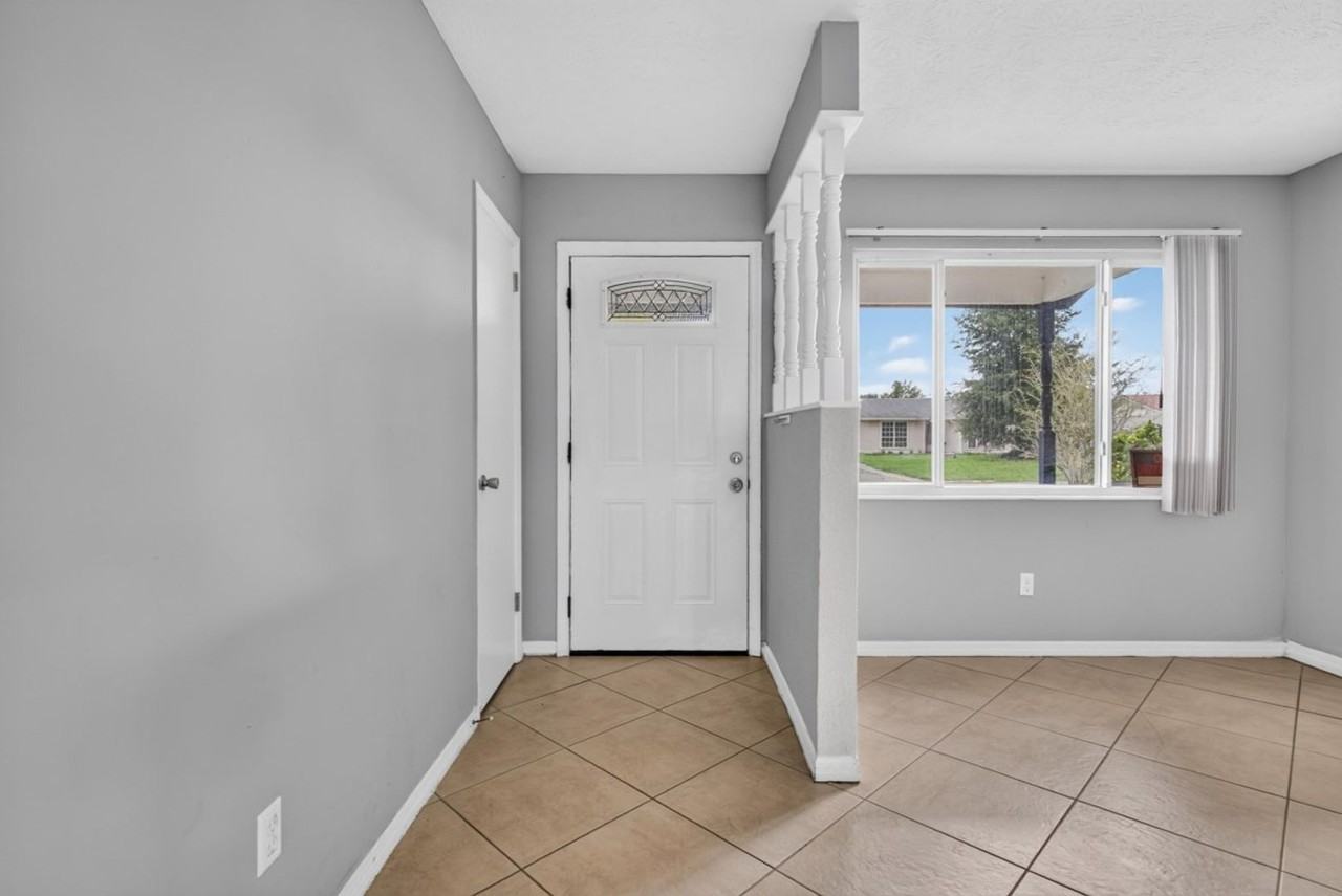 2819 Frontier Ave - Photo 7 of 35