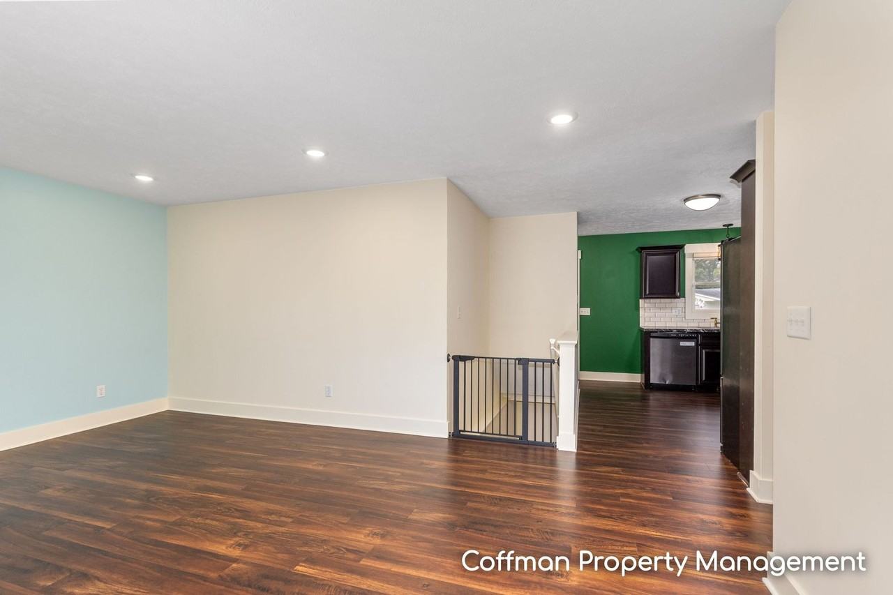 4431 4431 - 4433 Hillrise Court Northeast - Photo 3 of 18