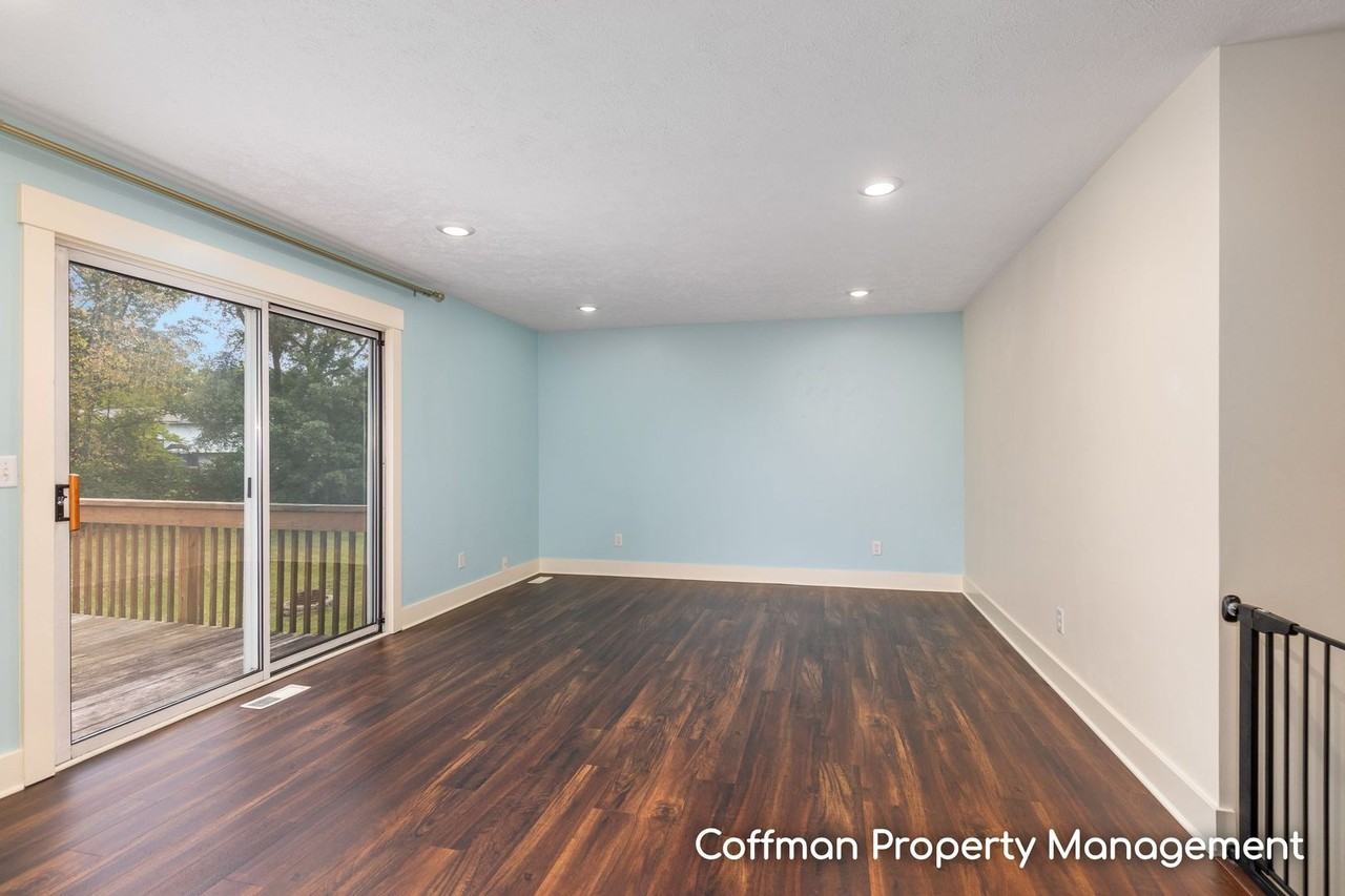4431 4431 - 4433 Hillrise Court Northeast - Photo 4 of 18