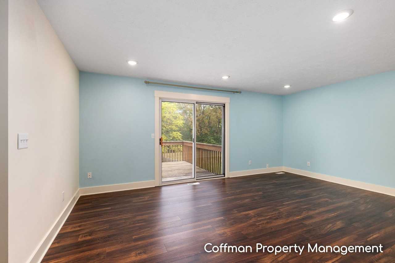 4431 4431 - 4433 Hillrise Court Northeast - Photo 5 of 18