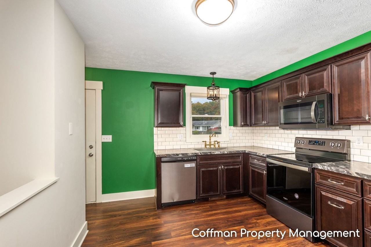 4431 4431 - 4433 Hillrise Court Northeast - Photo 7 of 18