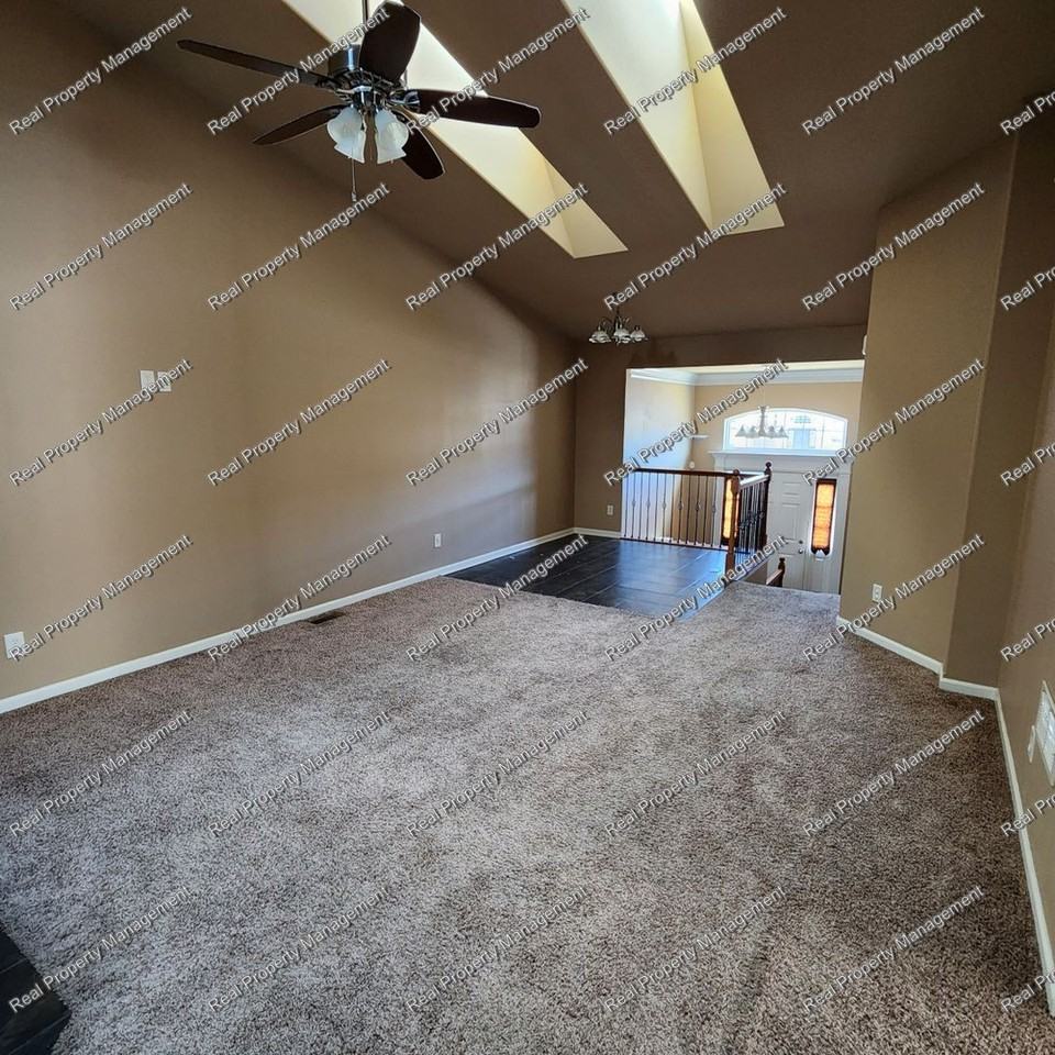 11218 Pike Pl - Photo 2 of 15