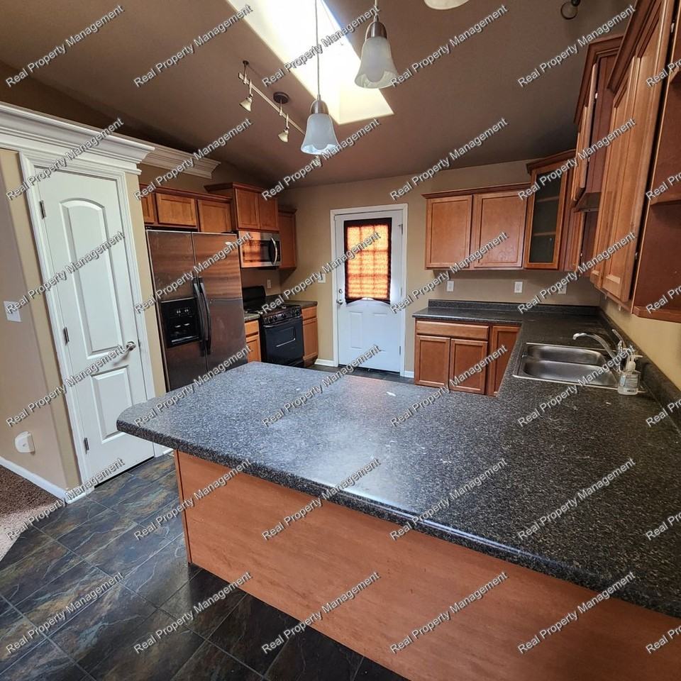 11218 Pike Pl - Photo 4 of 15
