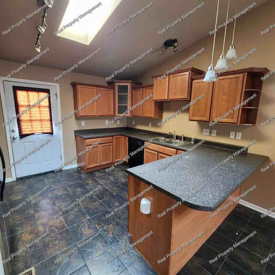 11218 Pike Pl - Photo 5 of 15