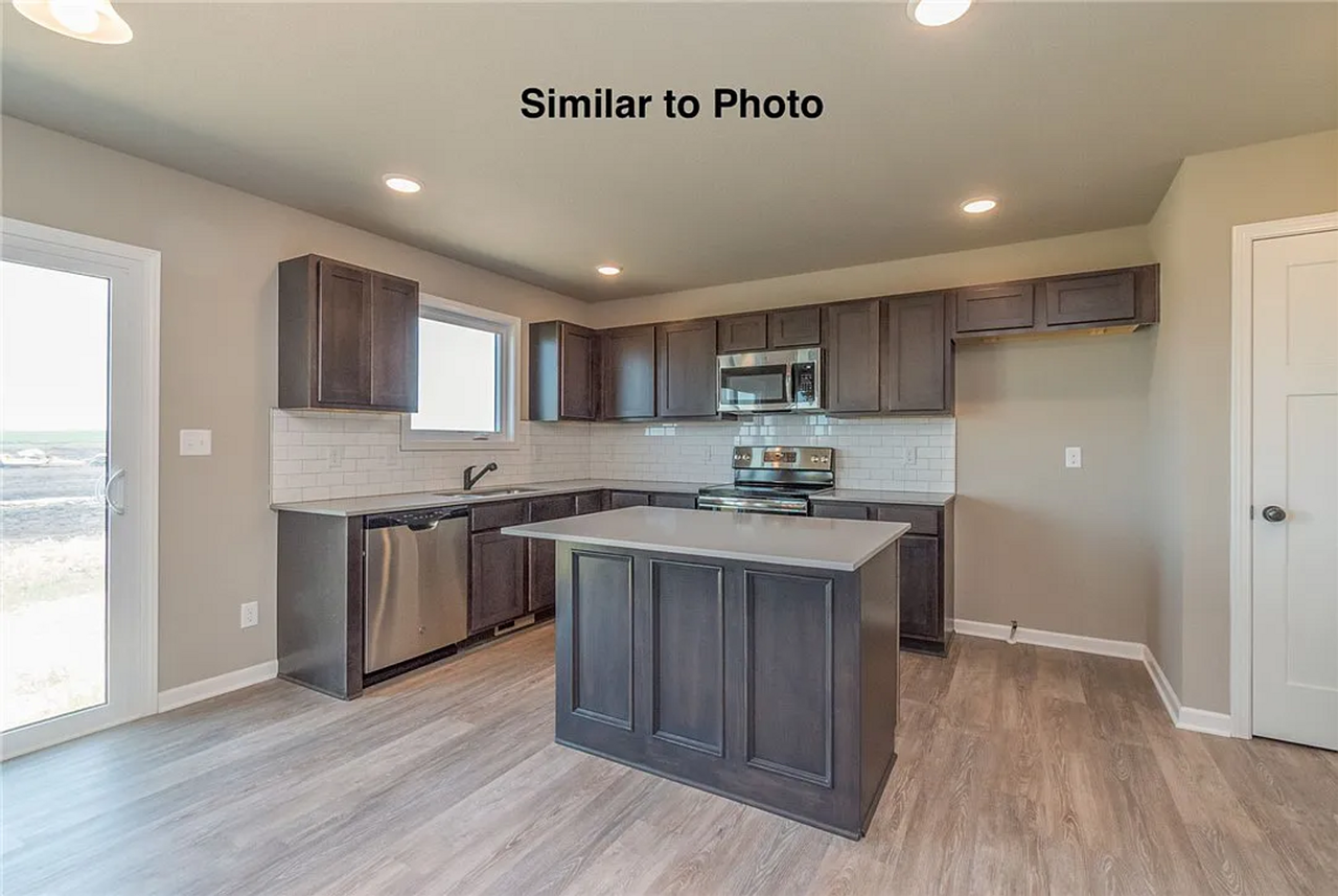 925 Knoll Dr - Photo 2 of 9
