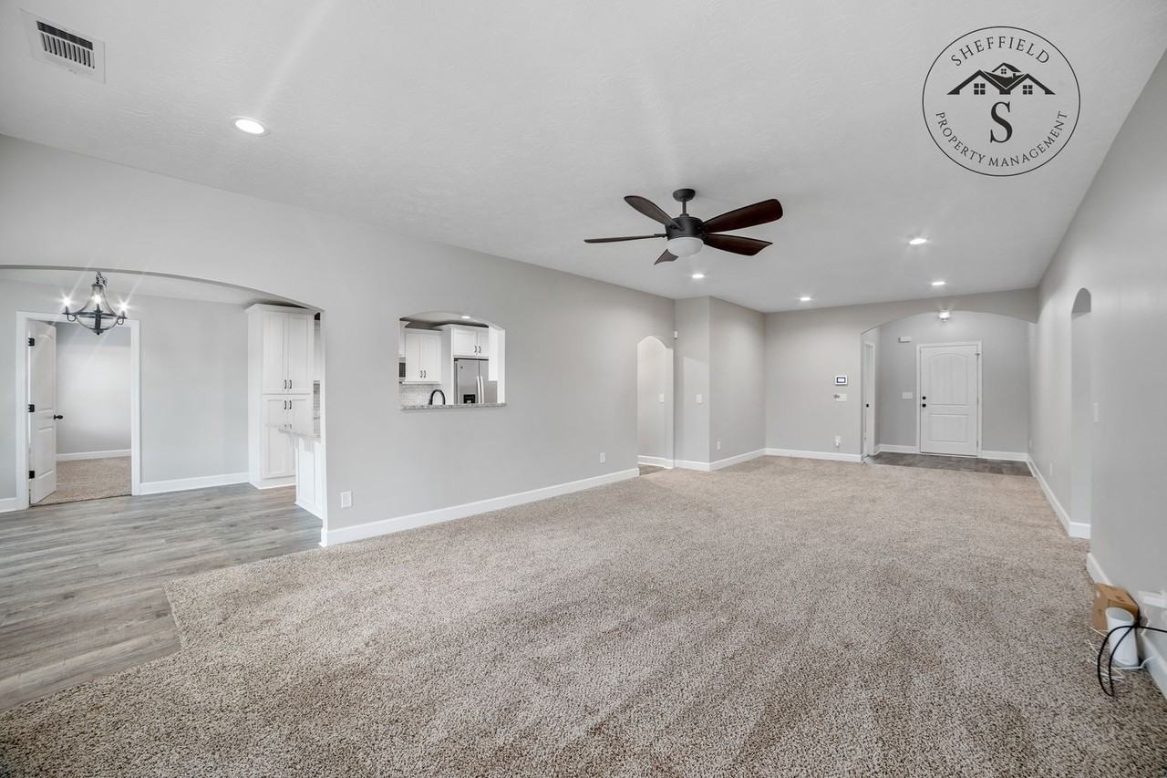 22 Elizabeth Way - Photo 5 of 25