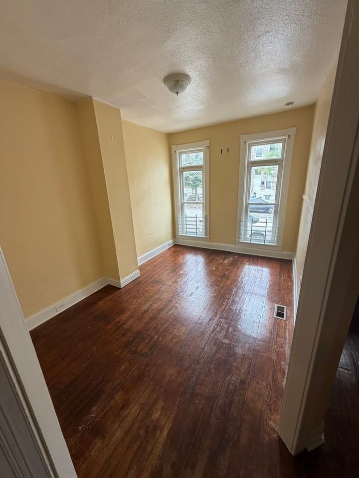 1942 W Fayette St - Photo 2 of 9