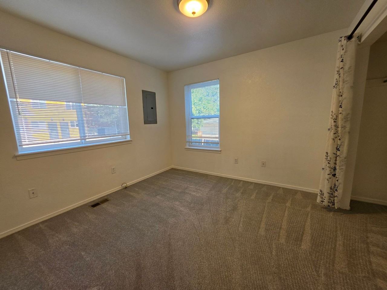833 18th St - Photo 7 of 23