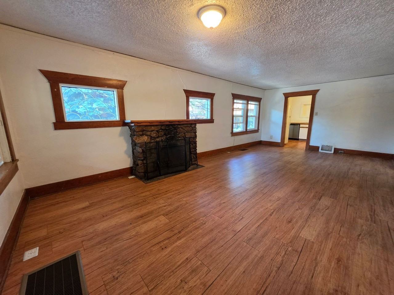 835 18th St - Photo 2 of 19