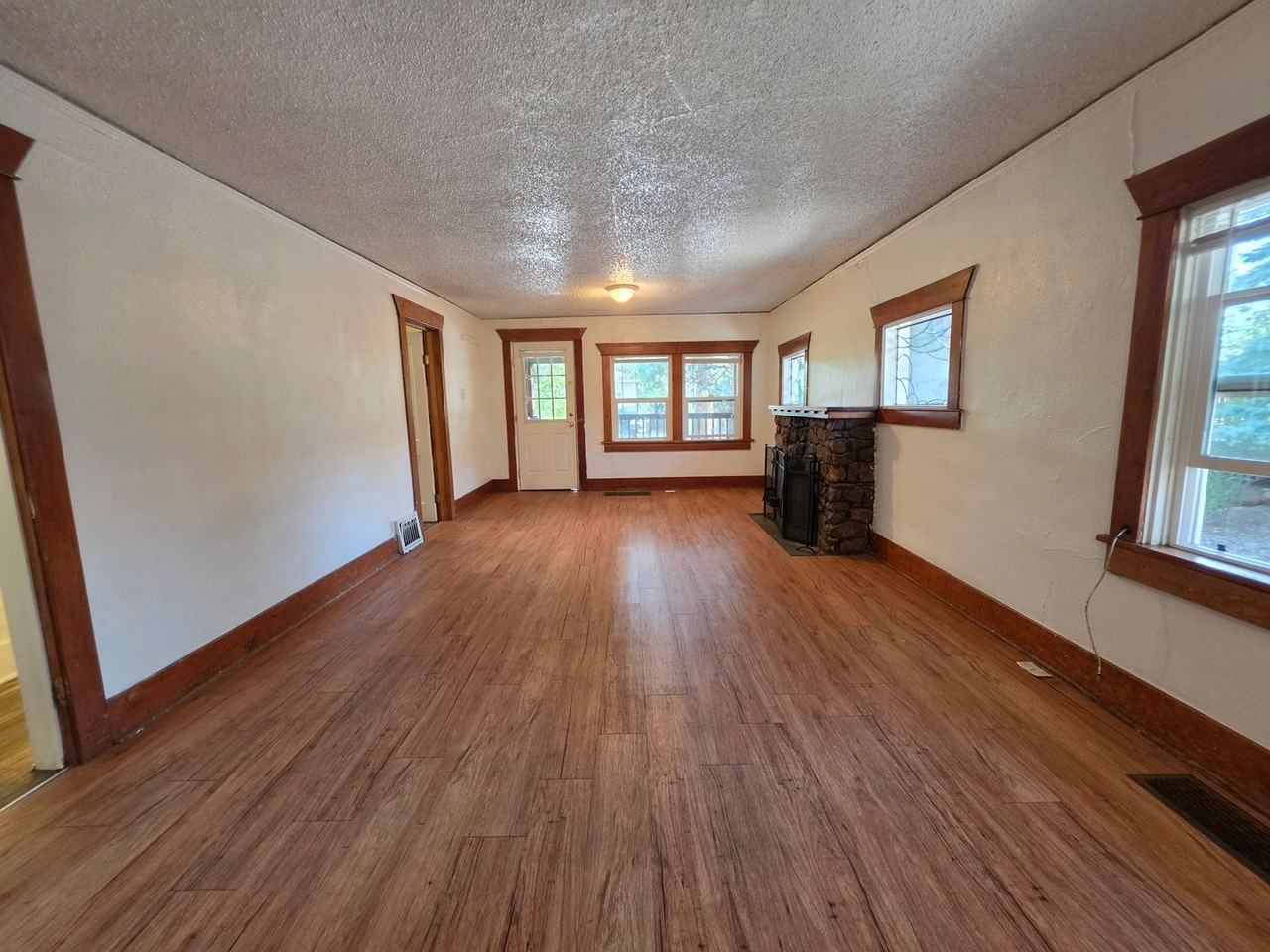 835 18th St - Photo 3 of 19