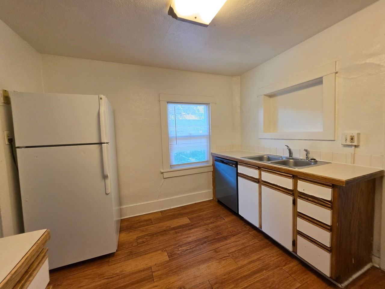835 18th St - Photo 4 of 19