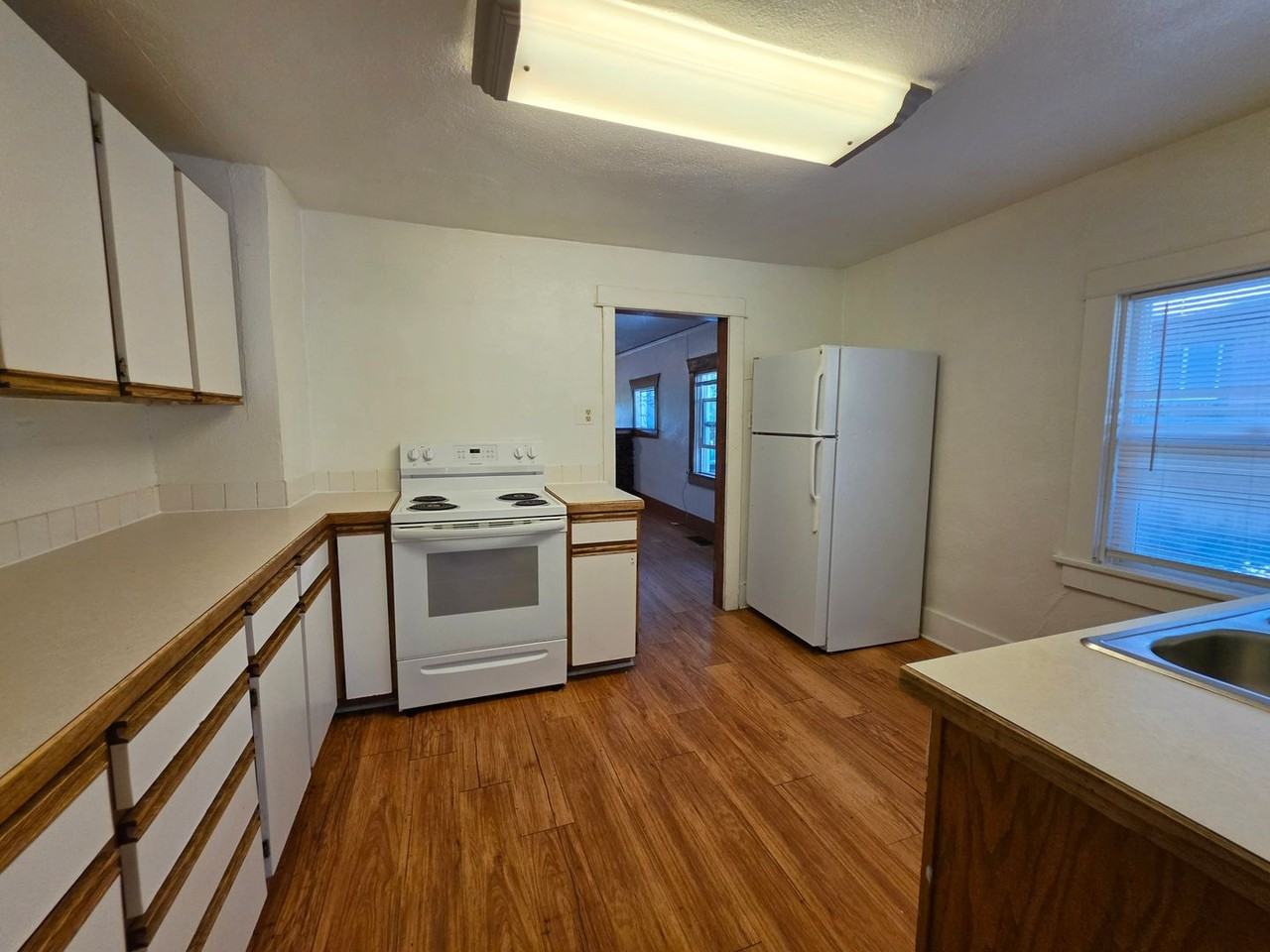 835 18th St - Photo 5 of 19
