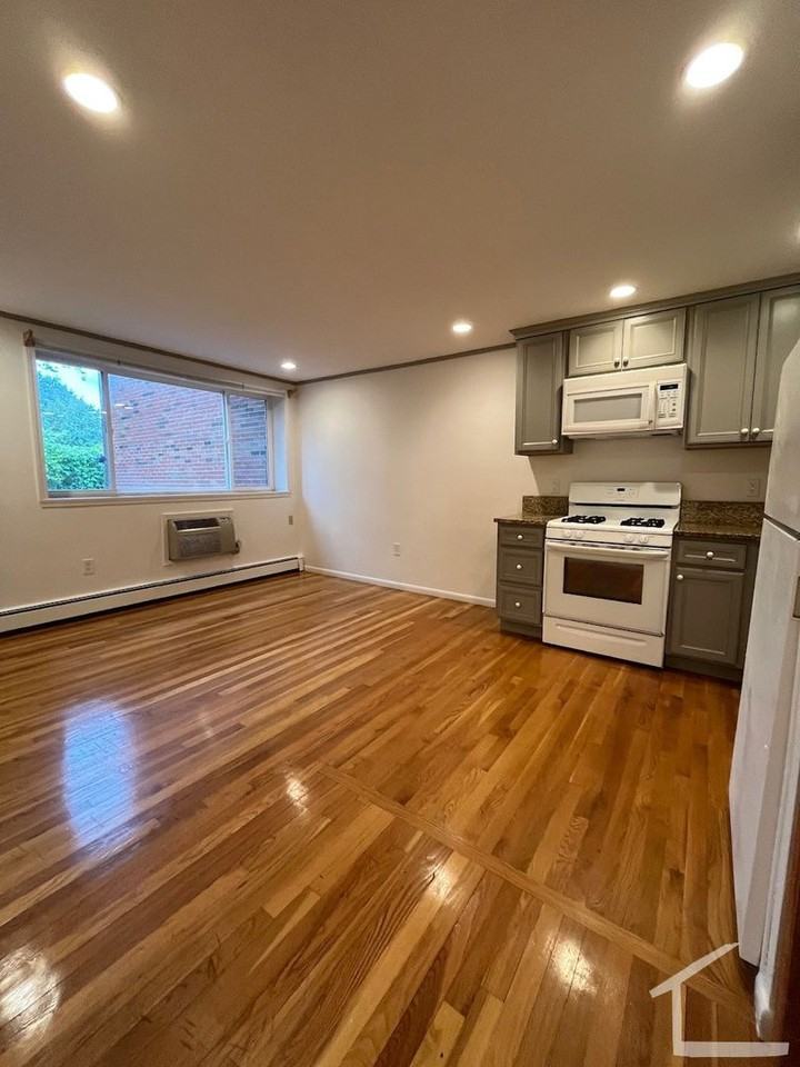 362 Market St - Photo 3 of 6
