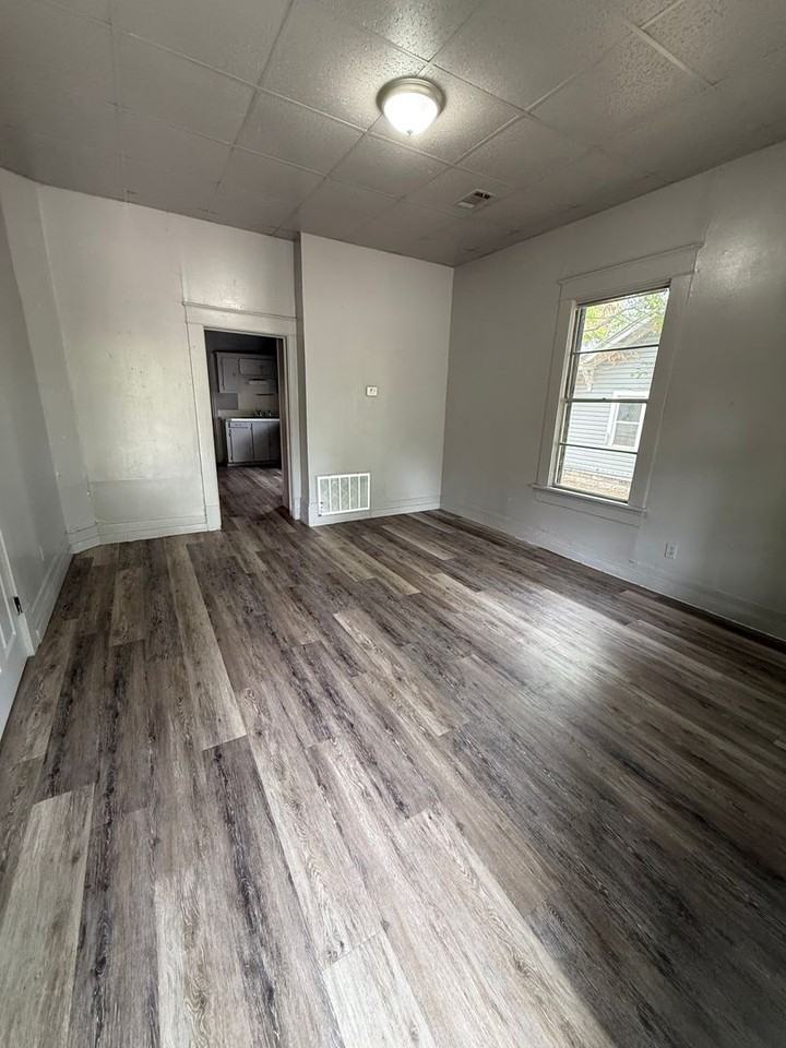 2301 N 29th St - Photo 2 of 10