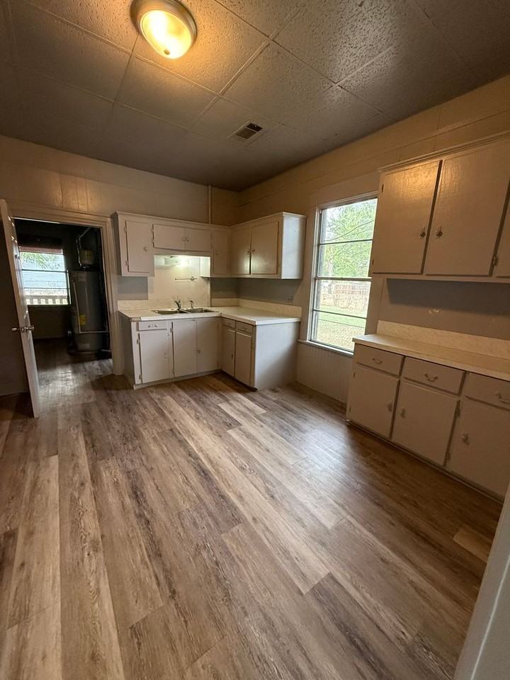 2301 N 29th St - Photo 4 of 10