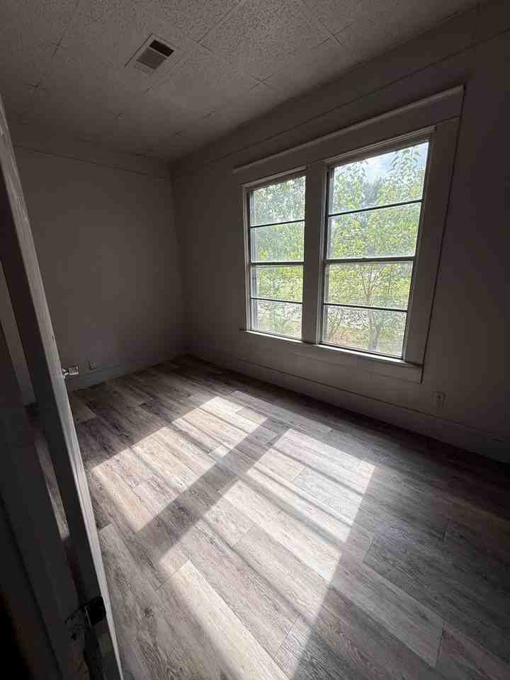 2301 N 29th St - Photo 5 of 10