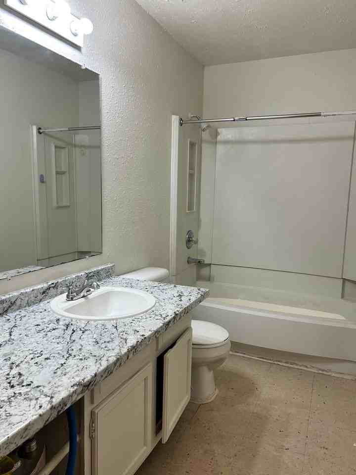 708 W 10th St #F - Photo 3 of 6