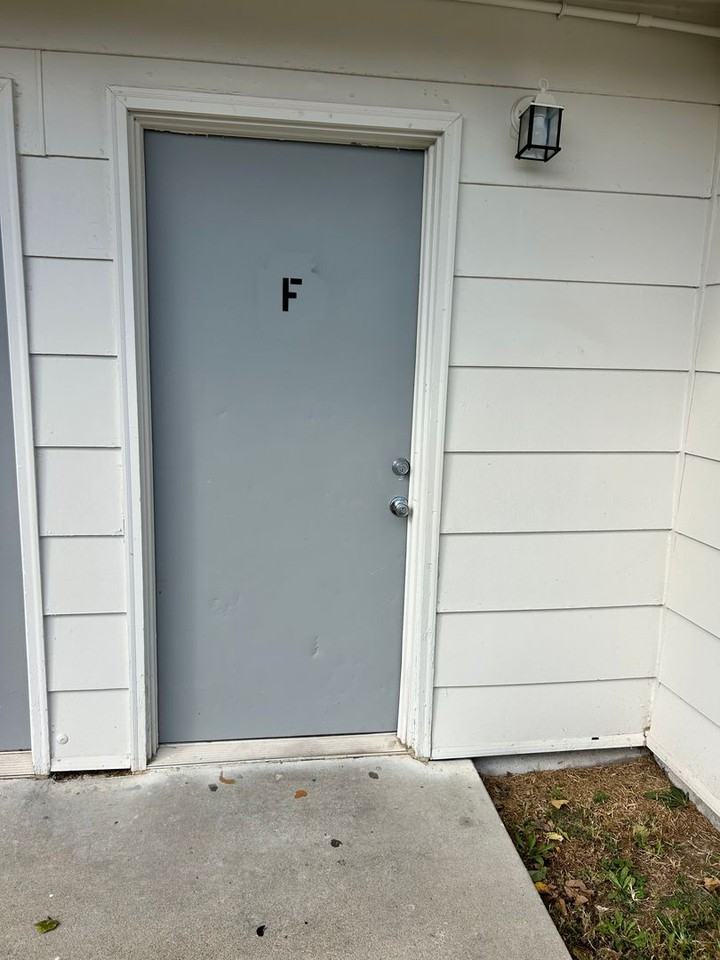 708 W 10th St #F - Photo 6 of 6