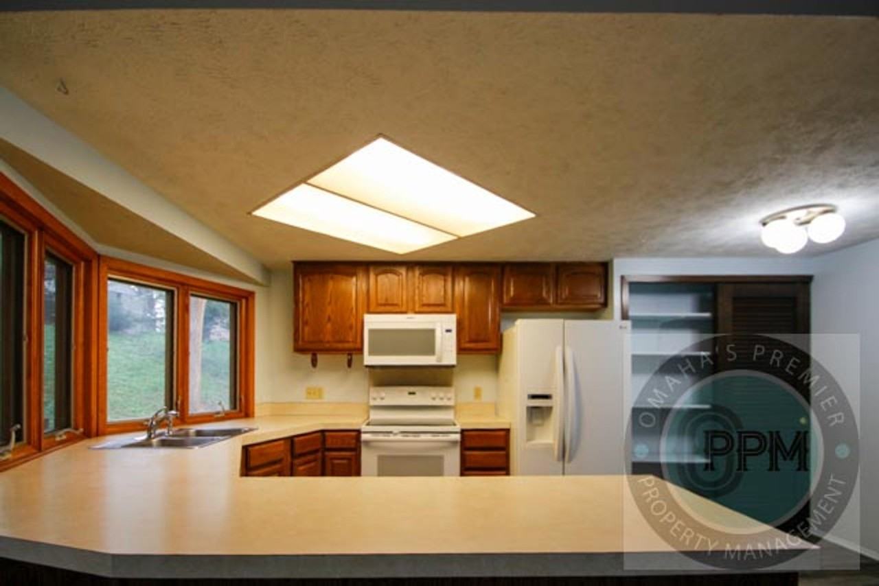 212 Douglas Dr - Photo 4 of 41